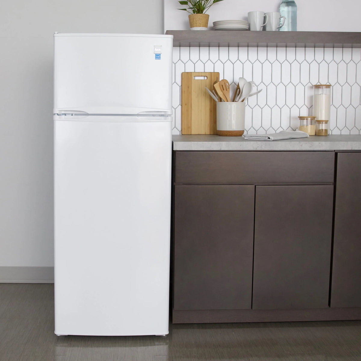 White 7.3 Cu. Ft. Top Freezer Refrigerator G9802