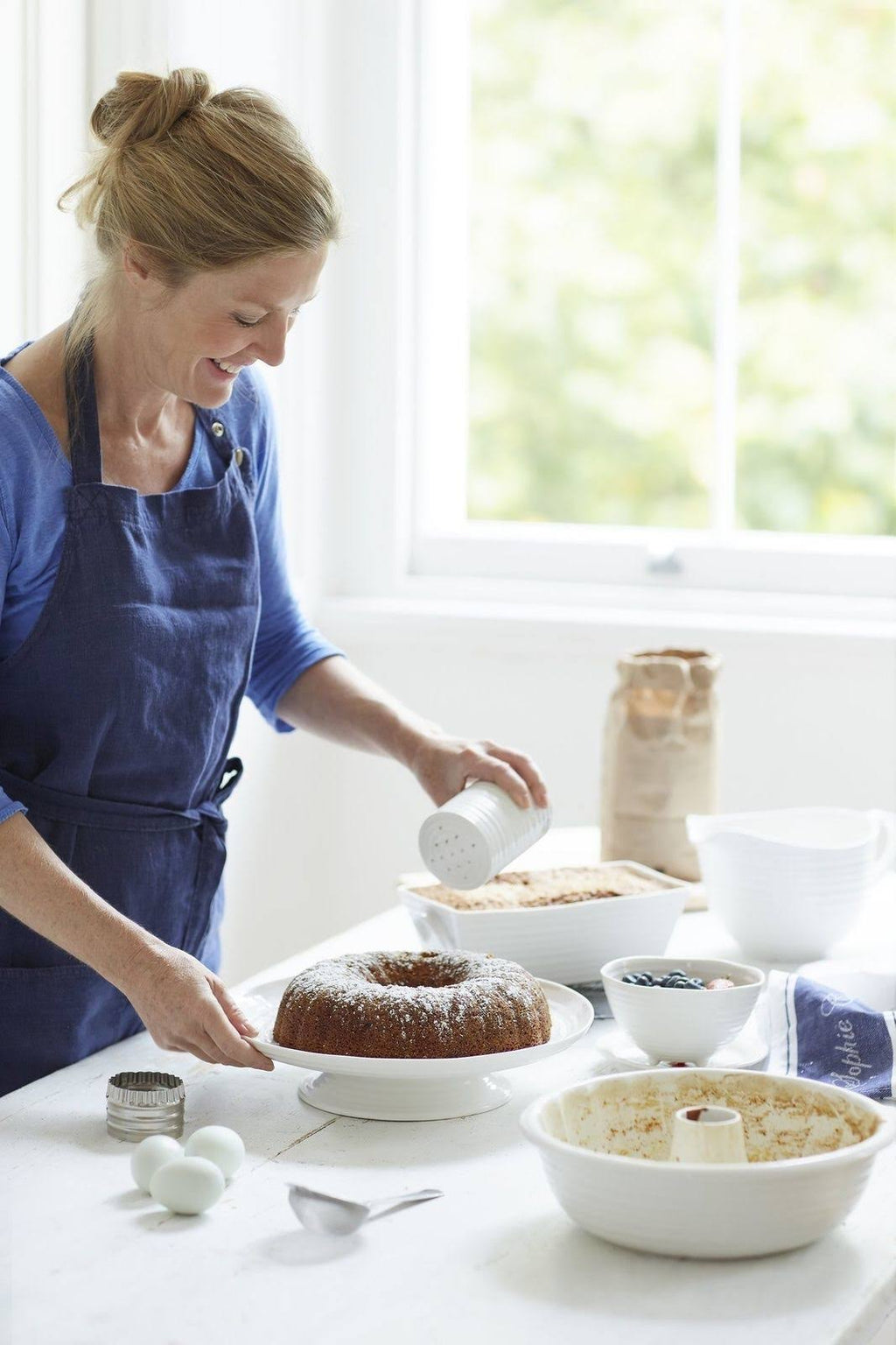 White Footed Cake Plate A662666