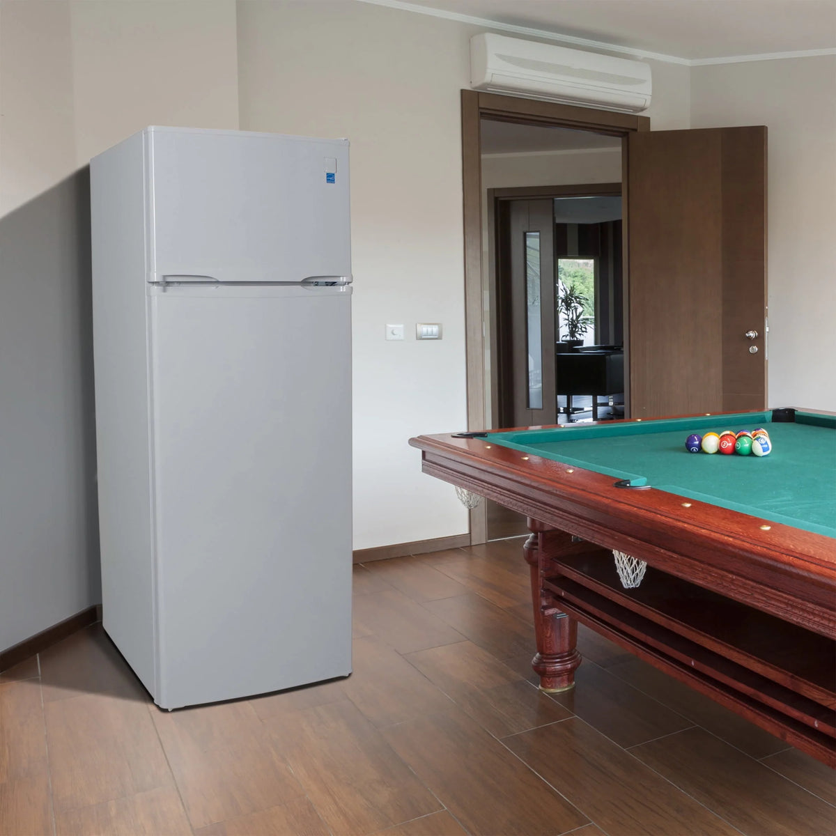 White 7.3 Cu. Ft. Top Freezer Refrigerator G9802