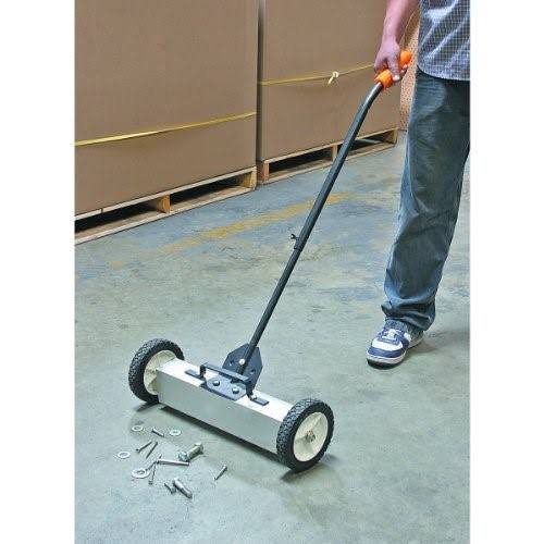 Magnetic Floor Sweeper with Release Q578