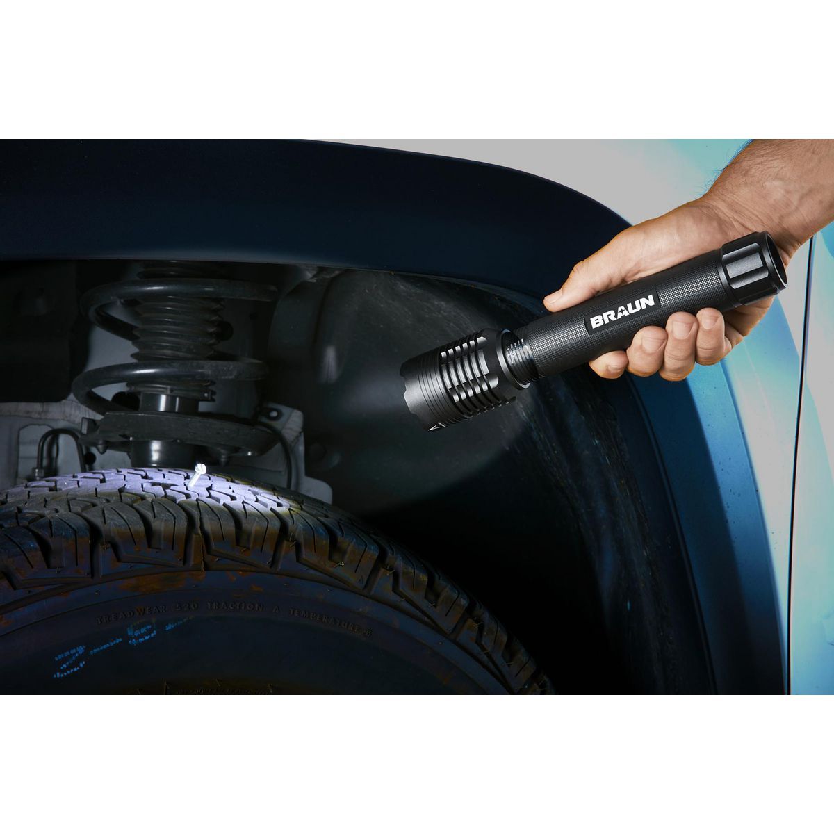 1700 Lumen Zoom LED Flashlight O9200