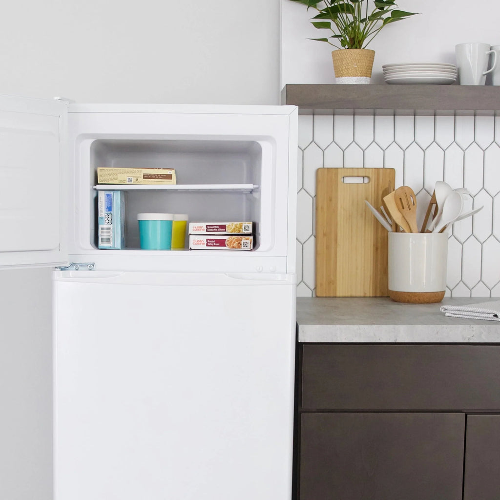 White 7.3 Cu. Ft. Top Freezer Refrigerator G9802
